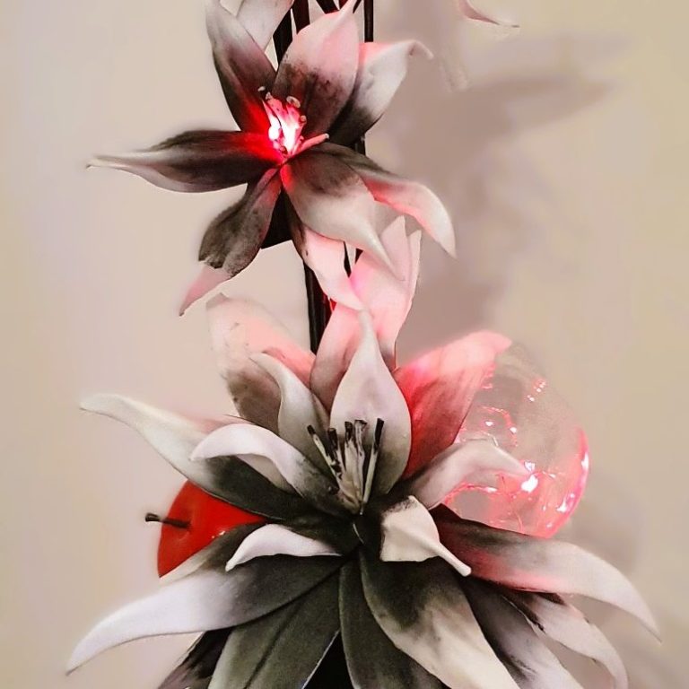 Créations et compositions sur mesure Fleurs décoratives en noir et blanc avec lumières rouges scintillantes.